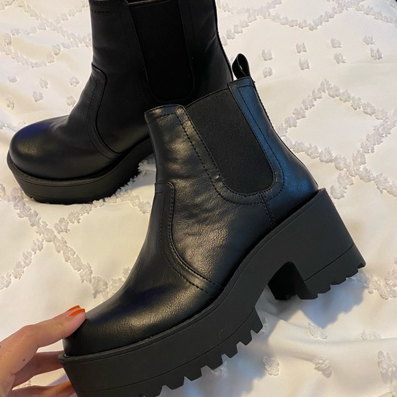 lipstik platform boots